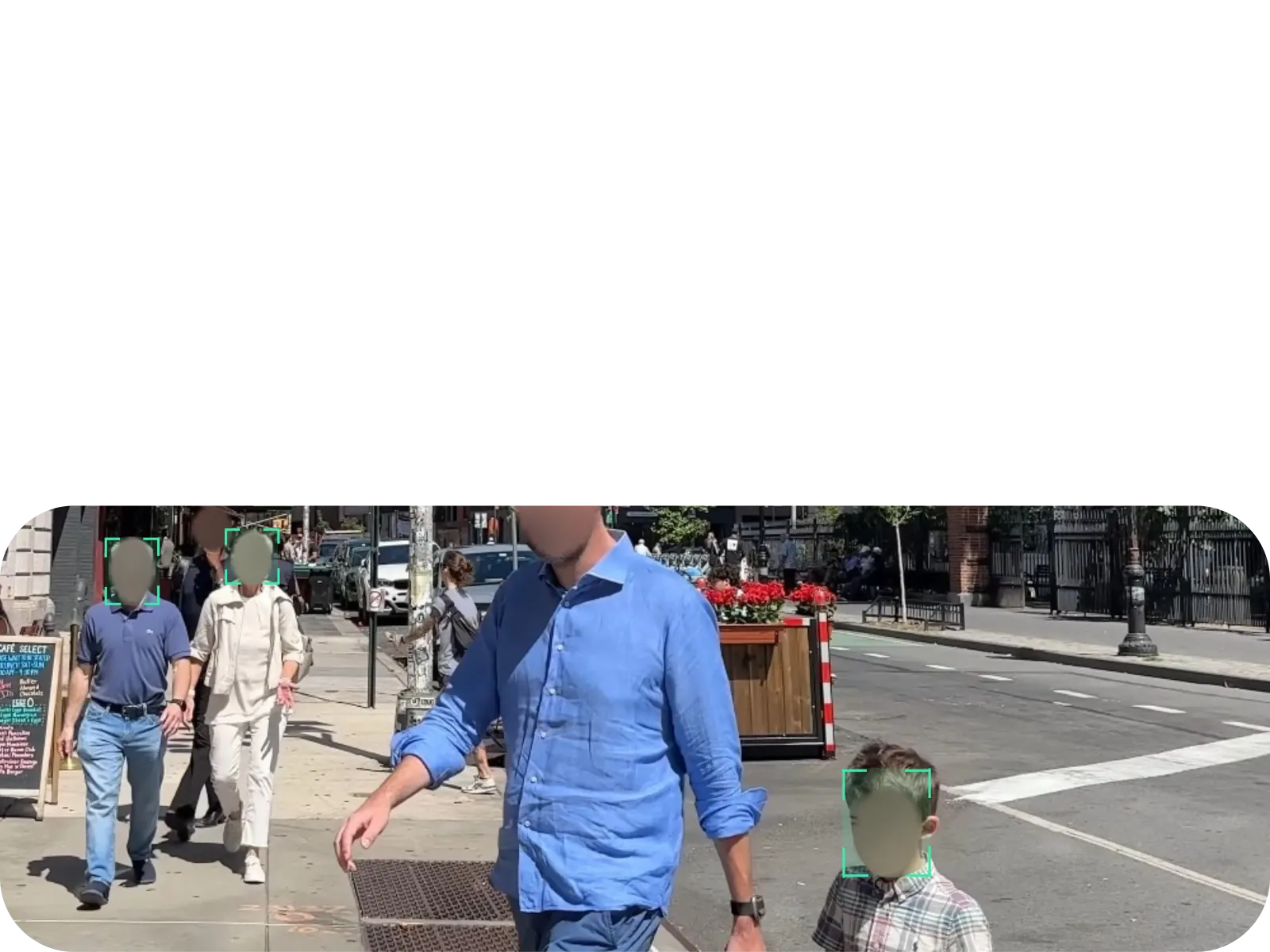 Plusieurs visages floutés automatiquement par Blurit.app dans une scène de rue animée, dont celui d'un enfant